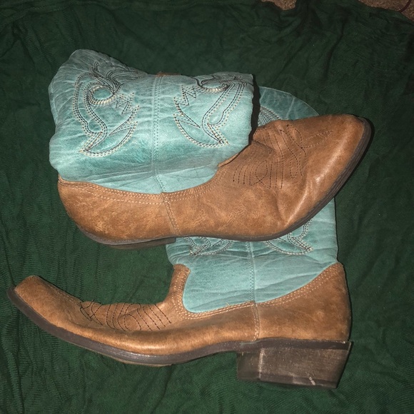 Boots - Picture 5 of 5